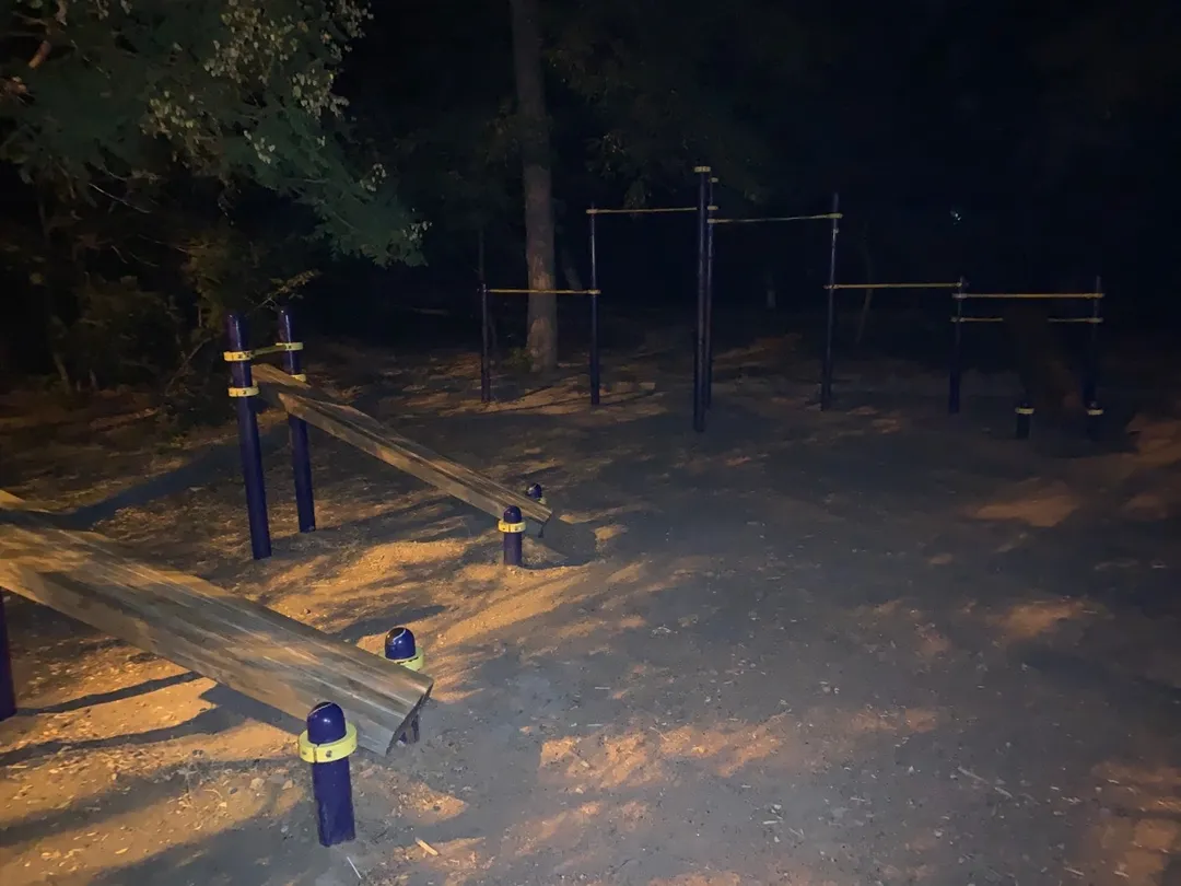 Bare paralele la Calisthenics Park at Траса здоров’я, Одеса – fotografia 2 din 7