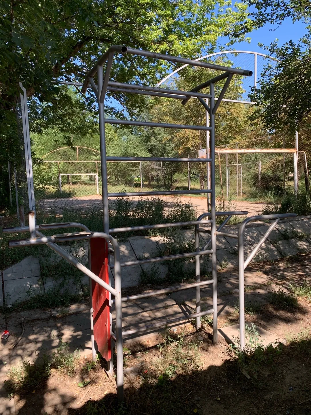 Bare paralele la Calisthenics Park at вулиця Леніна, Старокозаче – fotografia 2 din 2