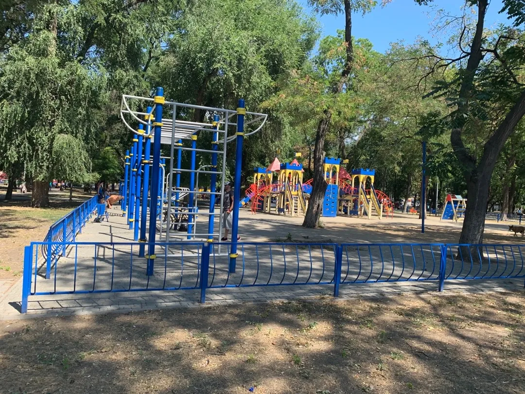 Pull Up Bar at Calisthenics Park at Старосінна площа, Одеса – photo 1 of 6