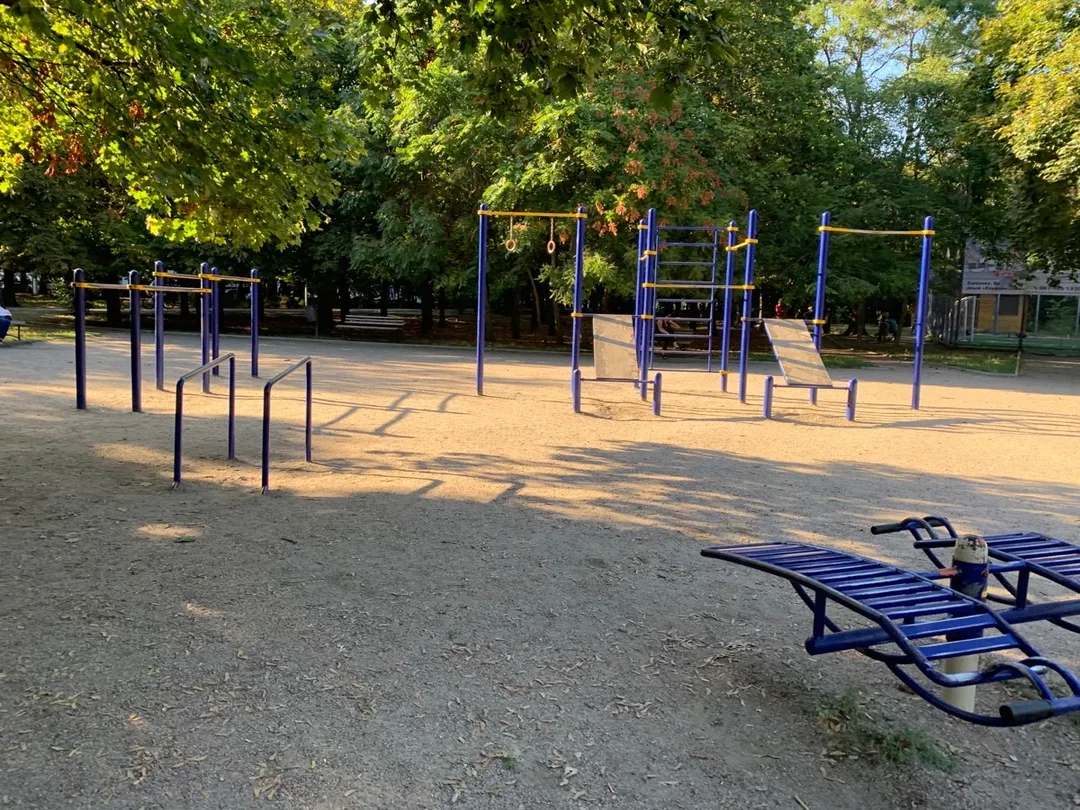 Klimmzugstange bei Calisthenics Park at алея Національної Гвардії, Одеса – Foto 2 von 3