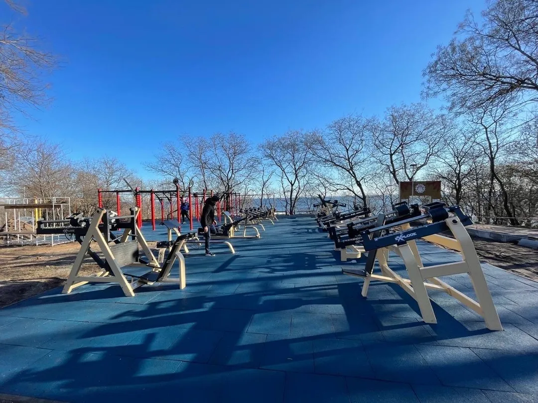 Bancă plată de piept la Calisthenics Park at Траса здоров’я, Одеса #wp1008 – fotografia 6 din 9
