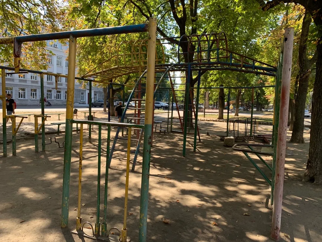 Sbarra per trazioni presso Calisthenics Park at проспект Українських Героїв, Одеса – foto 1 di 2