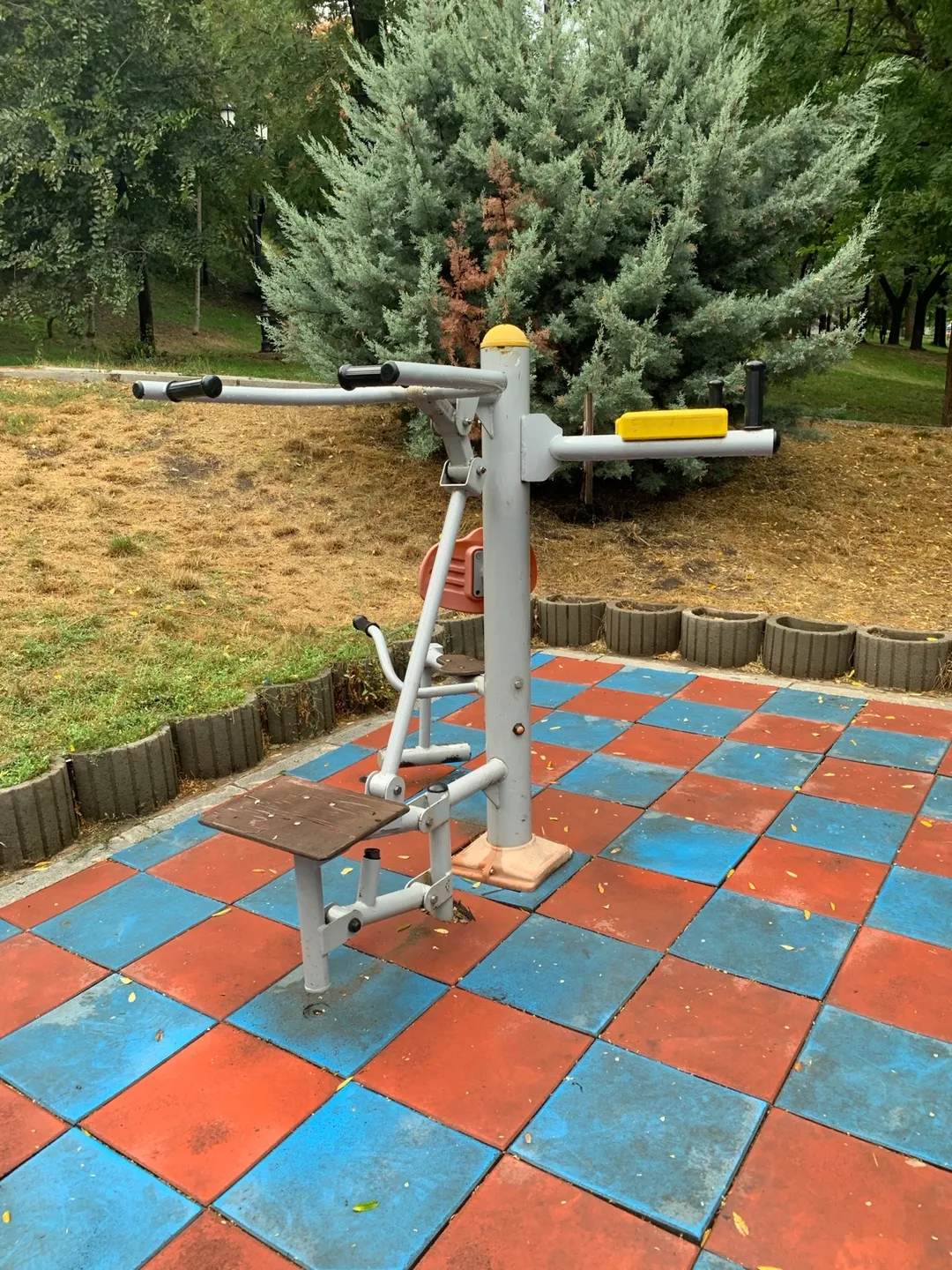 Abs Bench at Calisthenics Park at Приморська вулиця, Одеса – photo 1 of 3