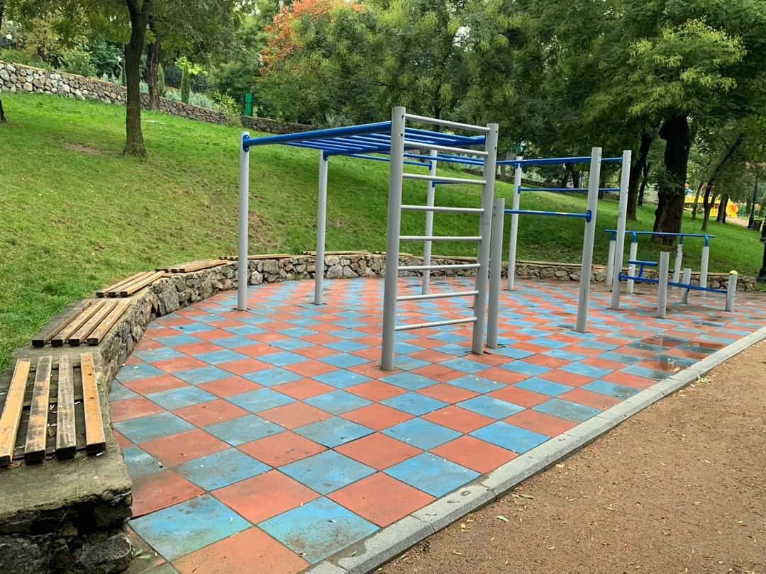 Barre de traction à Calisthenics Park at Приморський бульвар, Одеса – photo 1 sur 3