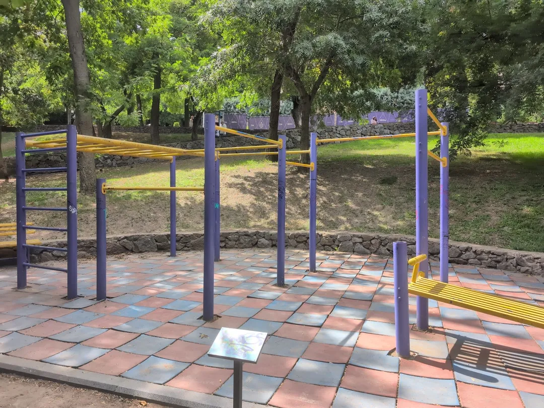 Banc à abdominaux à Calisthenics Park at Приморський бульвар, Одеса – photo 3 sur 3