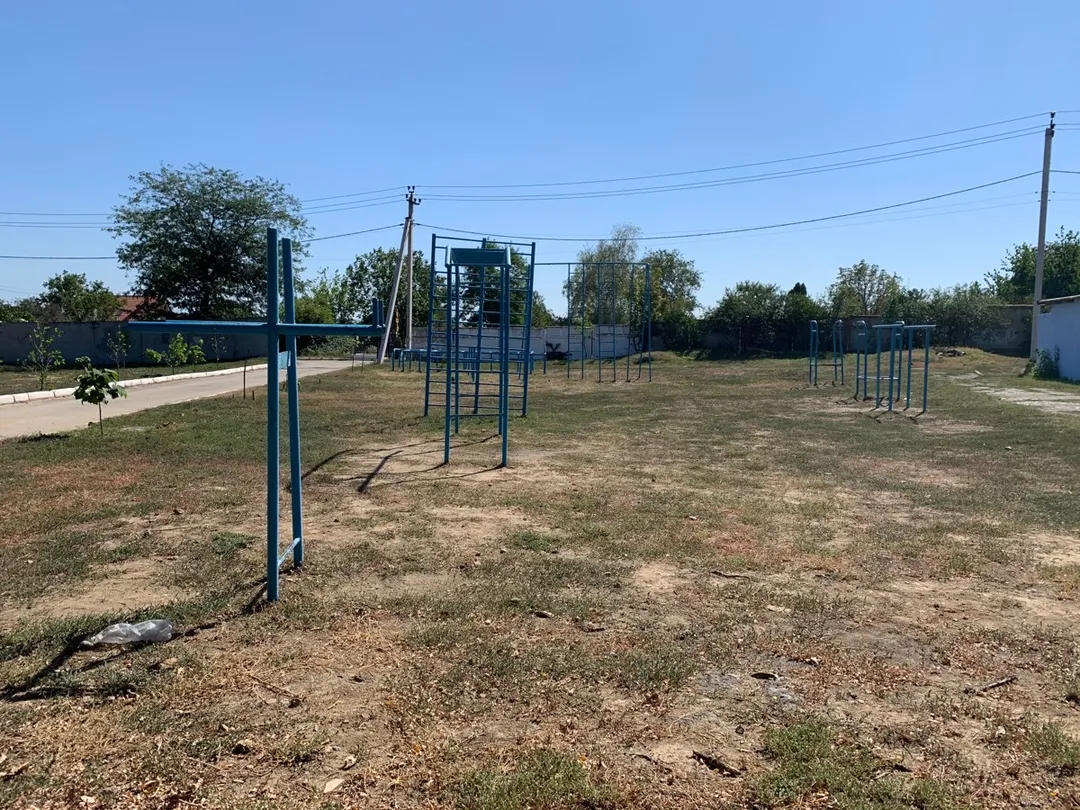 Klimmzugstange bei Calisthenics Park at вулиця Богдана Хмельницького, Великий Дальник #wp1038 – Foto 1 von 3
