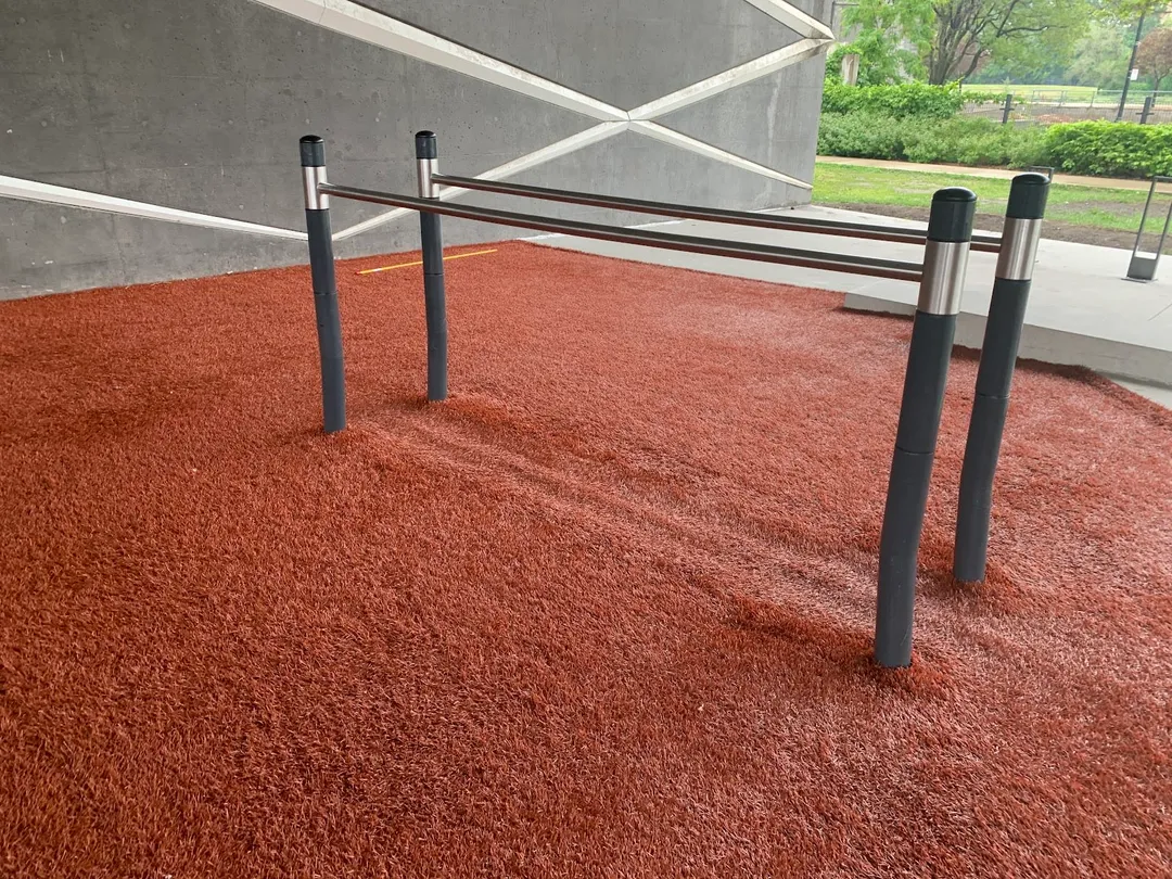Упори для віджимань на майданчику Calisthenics Park at Rue de la Commune Ouest, Montréal – фото 2 з 7