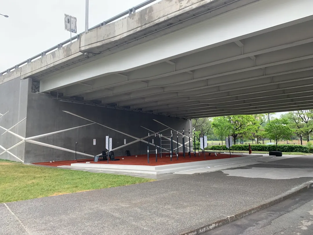 Платформа для стрибків на майданчику Calisthenics Park at Rue de la Commune Ouest, Montréal – фото 3 з 7