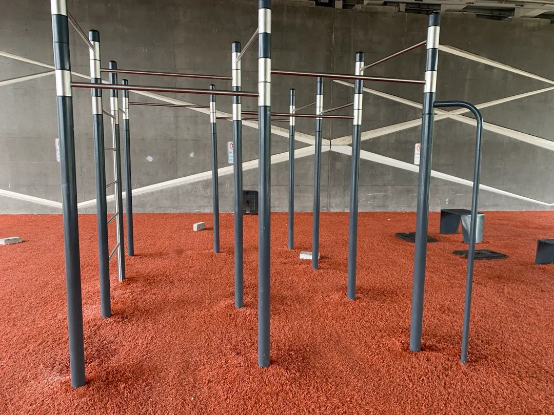 Рукохід на майданчику Calisthenics Park at Rue de la Commune Ouest, Montréal – фото 6 з 7