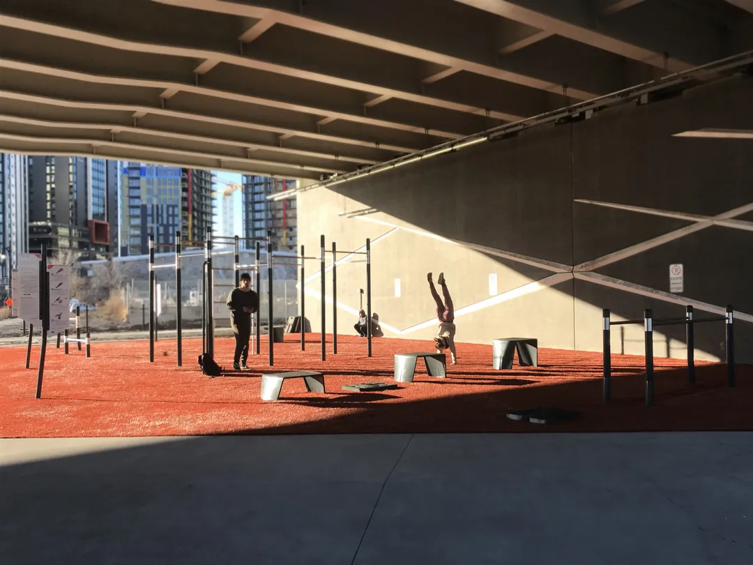 Бруси на майданчику Calisthenics Park at Rue de la Commune Ouest, Montréal – фото 1 з 7