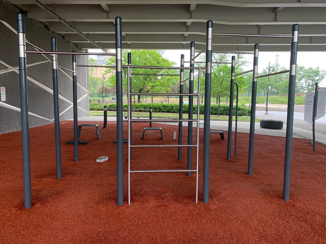 Лавка для преса на майданчику Calisthenics Park at Rue de la Commune Ouest, Montréal – фото 7 з 7