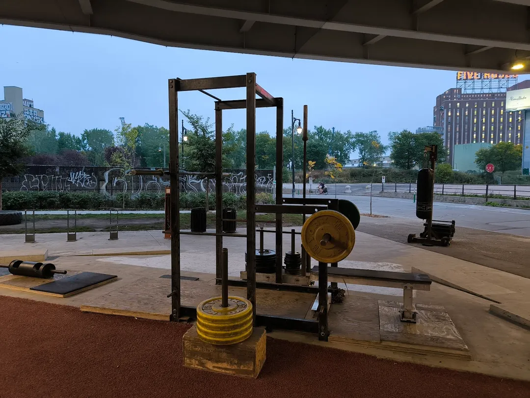 Турнік на майданчику Calisthenics Park at Rue de la Commune Ouest, Montréal – фото 4 з 7