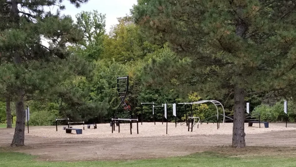 Упоры для отжиманий на площадке Calisthenics Park at Milliken Trail Multi-Use Pathway, Toronto – фото 1 из 1