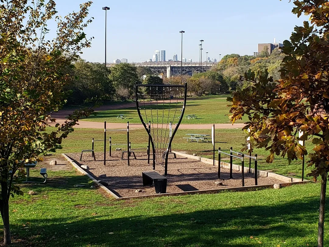 Турник на площадке Calisthenics Park at Riverdale Park Crossing, Toronto – фото 2 из 2