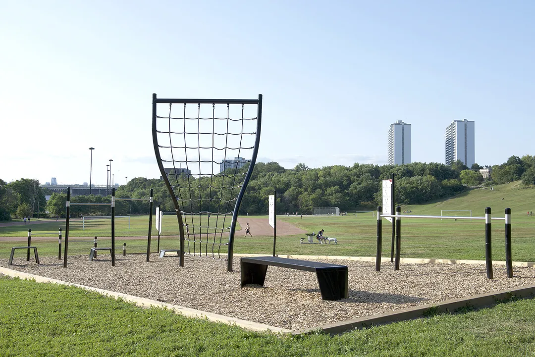 Платформа для прыжков на площадке Calisthenics Park at Riverdale Park Crossing, Toronto – фото 1 из 2