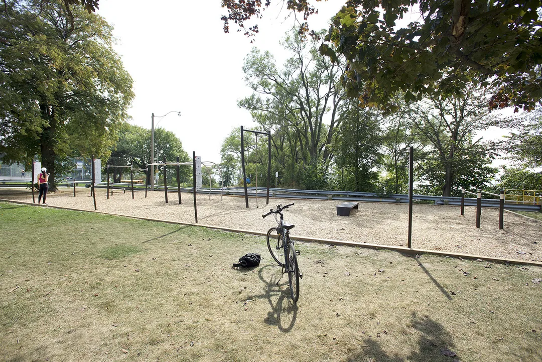 Упори для віджимань на майданчику Calisthenics Park at Net Drive, Toronto – фото 1 з 1