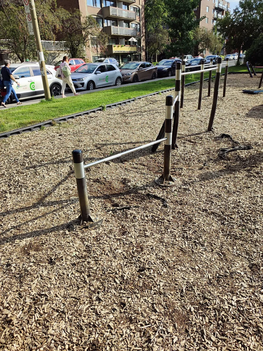 Бруси на майданчику Calisthenics Park at Avenue Swail, Montréal – фото 2 з 2
