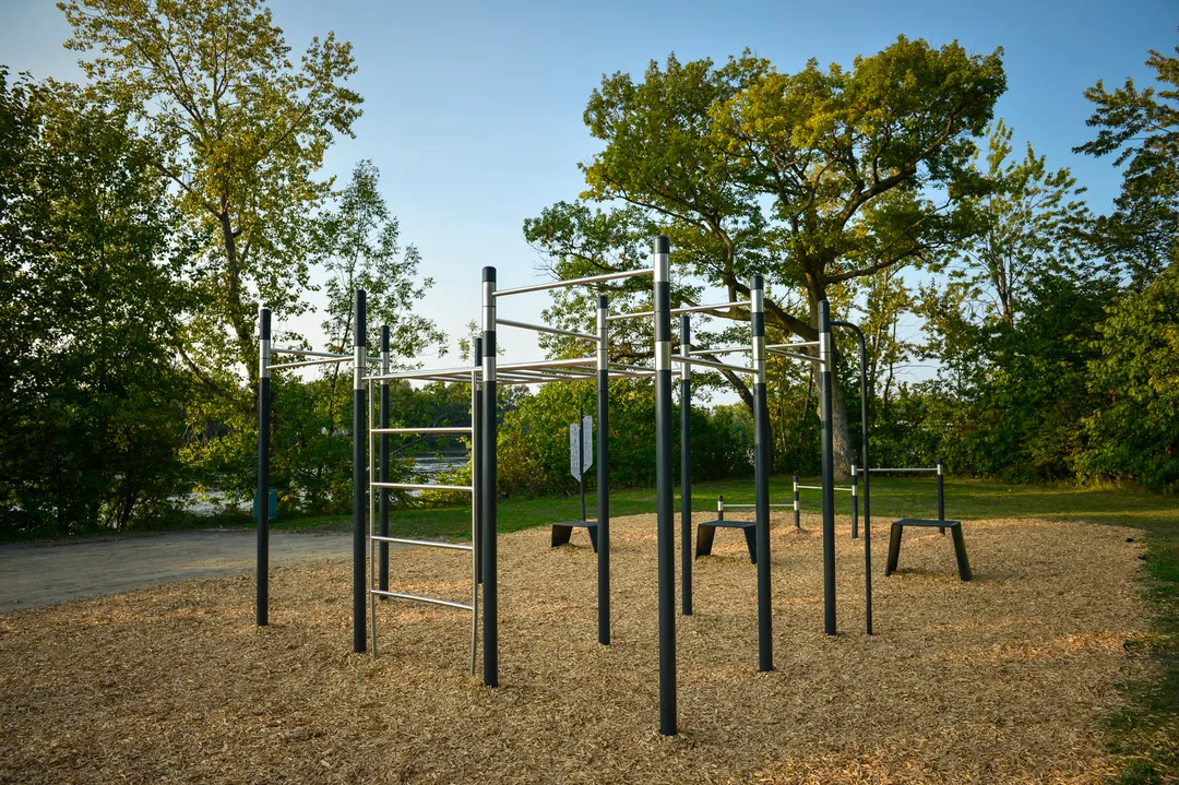 Barra de Dominadas en Calisthenics Park at Rue du Pont, Montréal #wp1195 – foto 1 de 1