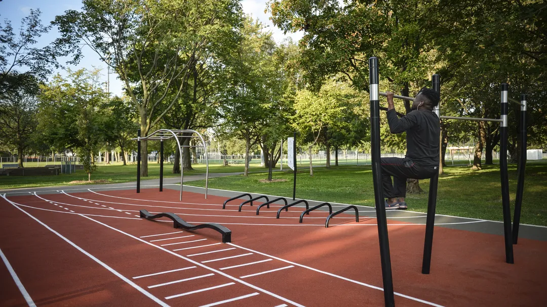 Турник на площадке Calisthenics Park at Rue Saint-Denis, Montréal – фото 1 из 1