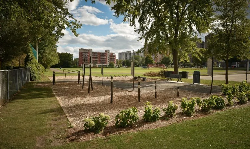 Push Up Bar at Calisthenics Park at Chemin de la Rive-Boisée, Montréal – photo 1 of 1