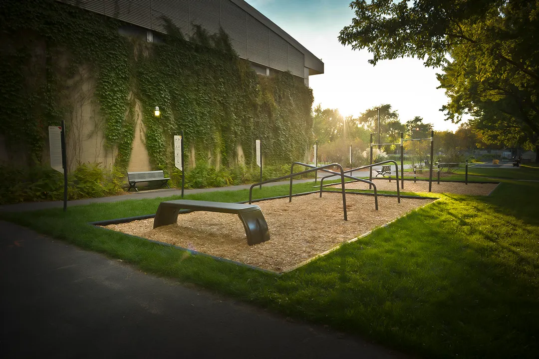 Pull Up Bar at Calisthenics Park at Avenue Gascon, Montréal – photo 1 of 1
