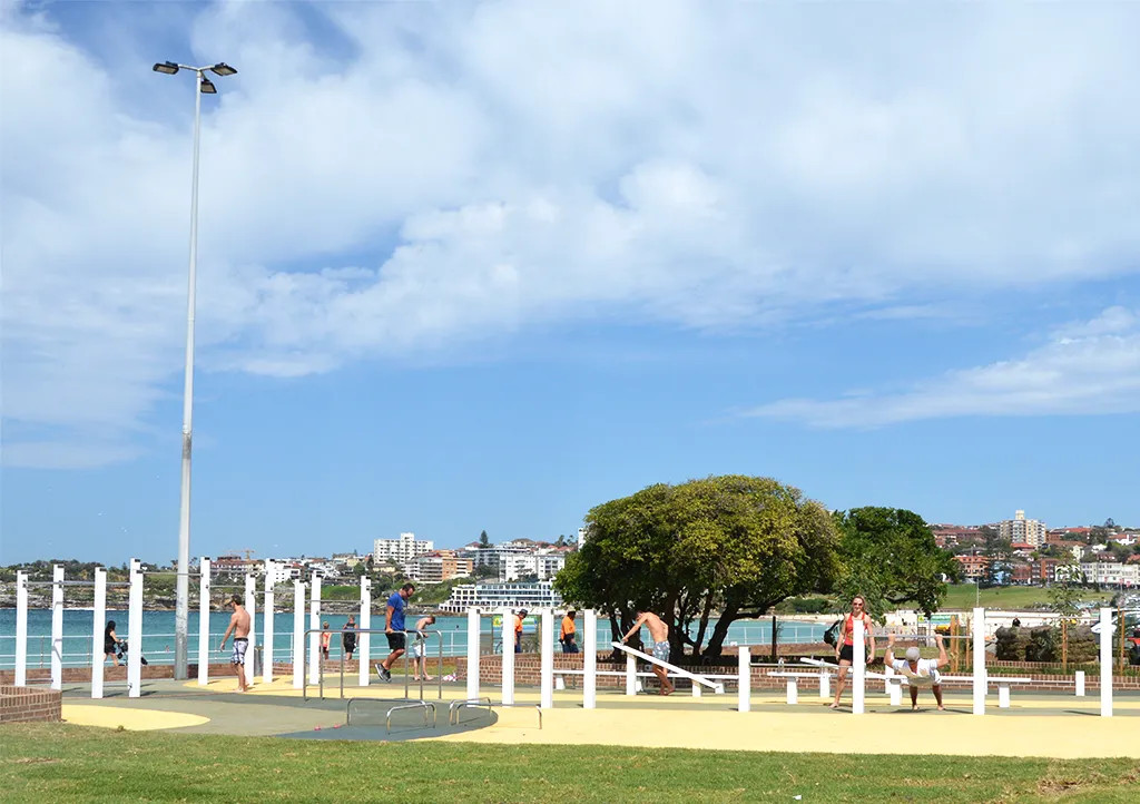 Abs Bench at Calisthenics Park at Campbell Parade, Sydney – photo 2 of 5