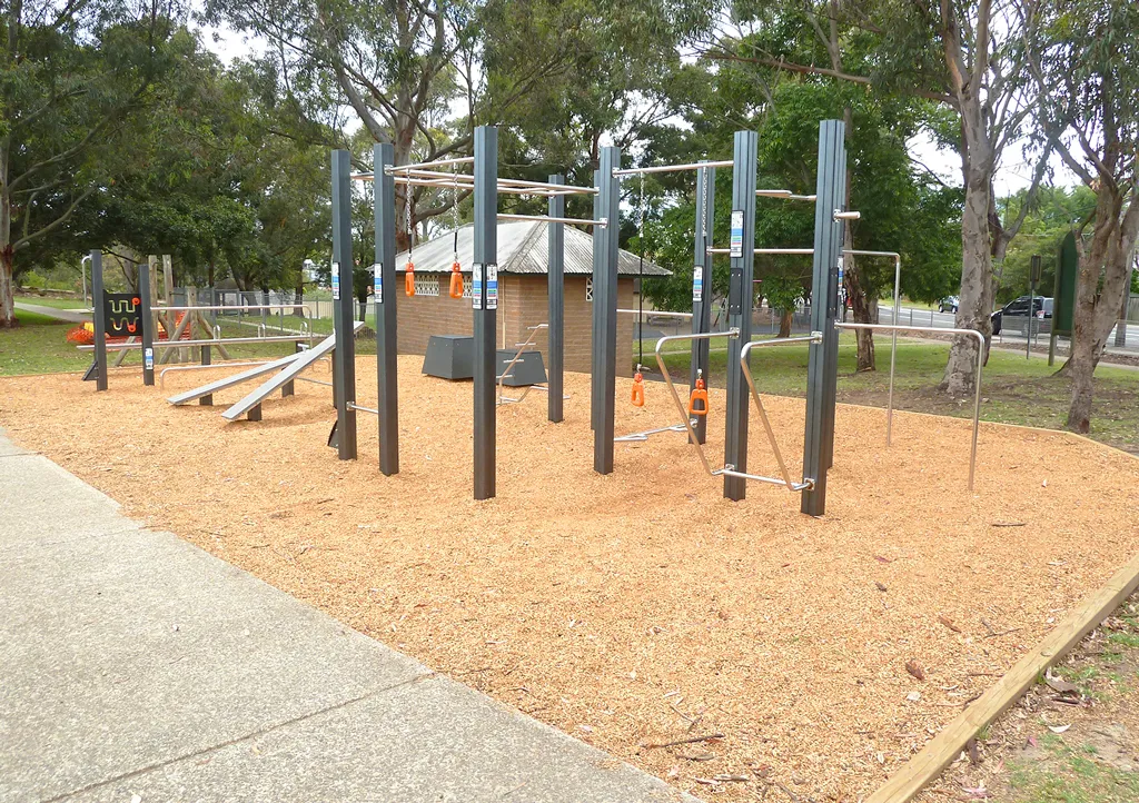 Abs Bench at Calisthenics Park at Comer Street, Sydney #wp1258 – photo 2 of 7