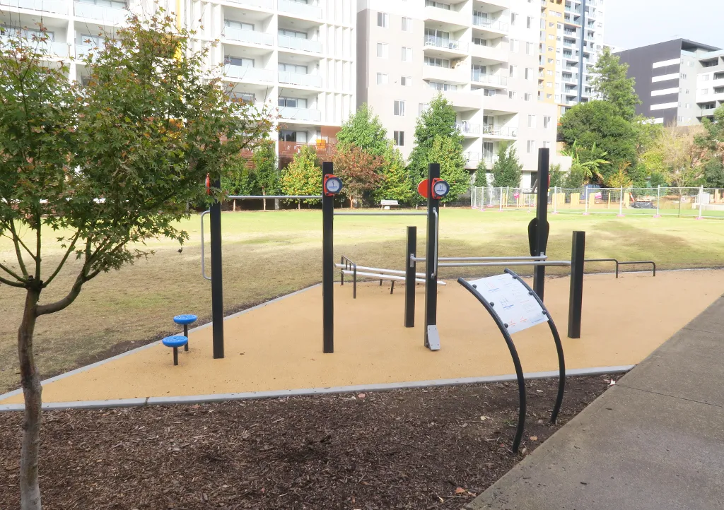 Parallel Gym Bars at Calisthenics Park at Parkes Street, Sydney – photo 2 of 6