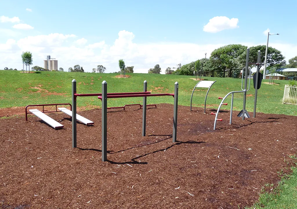Bare paralele la Calisthenics Park at Stan Peters Oval, Hillston – fotografia 1 din 7