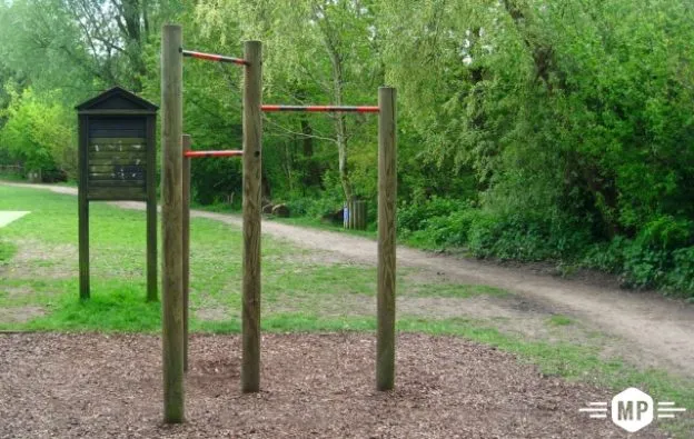 Sbarra per trazioni presso Calisthenics Park at Archway Road, Greater London – foto 1 di 5