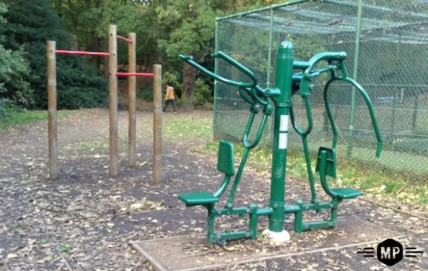 Panca per addominali presso Calisthenics Park at Archway Road, Greater London – foto 3 di 5