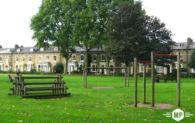 Klimmzugstange bei Calisthenics Park at Groombridge Road, Greater London – Foto 1 von 4
