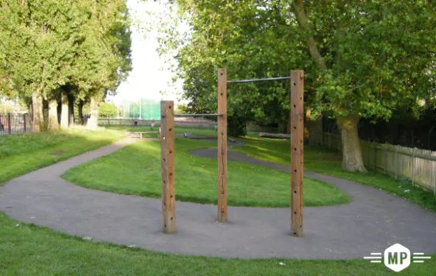Parallele presso Calisthenics Park at Parliament Hill Fields Athletics Track, Greater London – foto 2 di 5