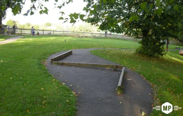 Panca per addominali presso Calisthenics Park at Parliament Hill Fields Athletics Track, Greater London – foto 5 di 5