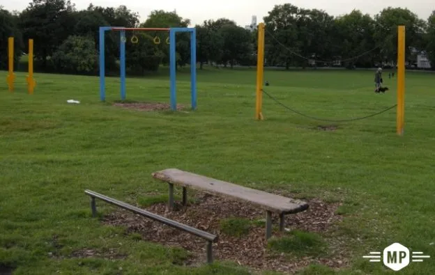 Barren bei Calisthenics Park at Eastern Road, Greater London – Foto 3 von 4