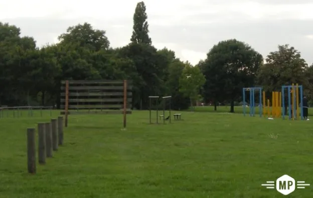 Bauchbank bei Calisthenics Park at Eastern Road, Greater London – Foto 4 von 4