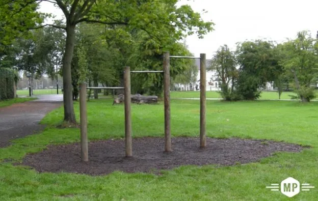 Klimmzugstange bei Calisthenics Park at Bolingbroke Grove, Greater London – Foto 1 von 3