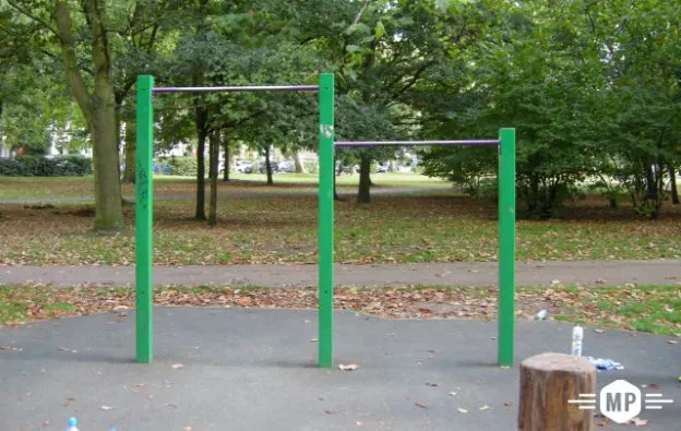 Abs Bench at Calisthenics Park at Kingswood Avenue, Greater London – photo 3 of 4