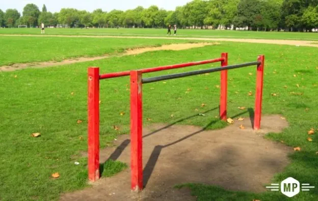 Barren bei Calisthenics Park at Central Drive, Greater London – Foto 2 von 2