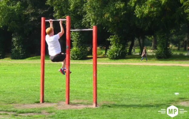 Klimmzugstange bei Calisthenics Park at Central Drive, Greater London – Foto 1 von 2