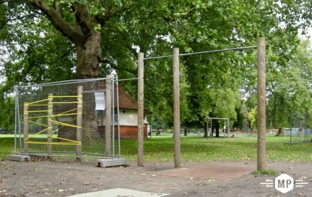 Sprossenwand bei Calisthenics Park at Midnight Path, Greater London – Foto 2 von 6