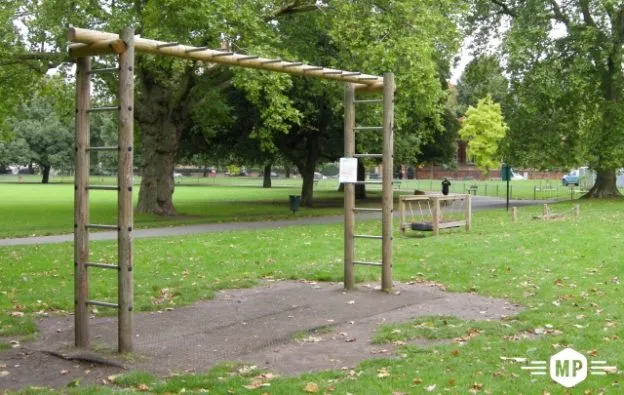 Klimmzugstange bei Calisthenics Park at Midnight Path, Greater London – Foto 1 von 6