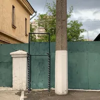 Турник и брусья возле частного дома