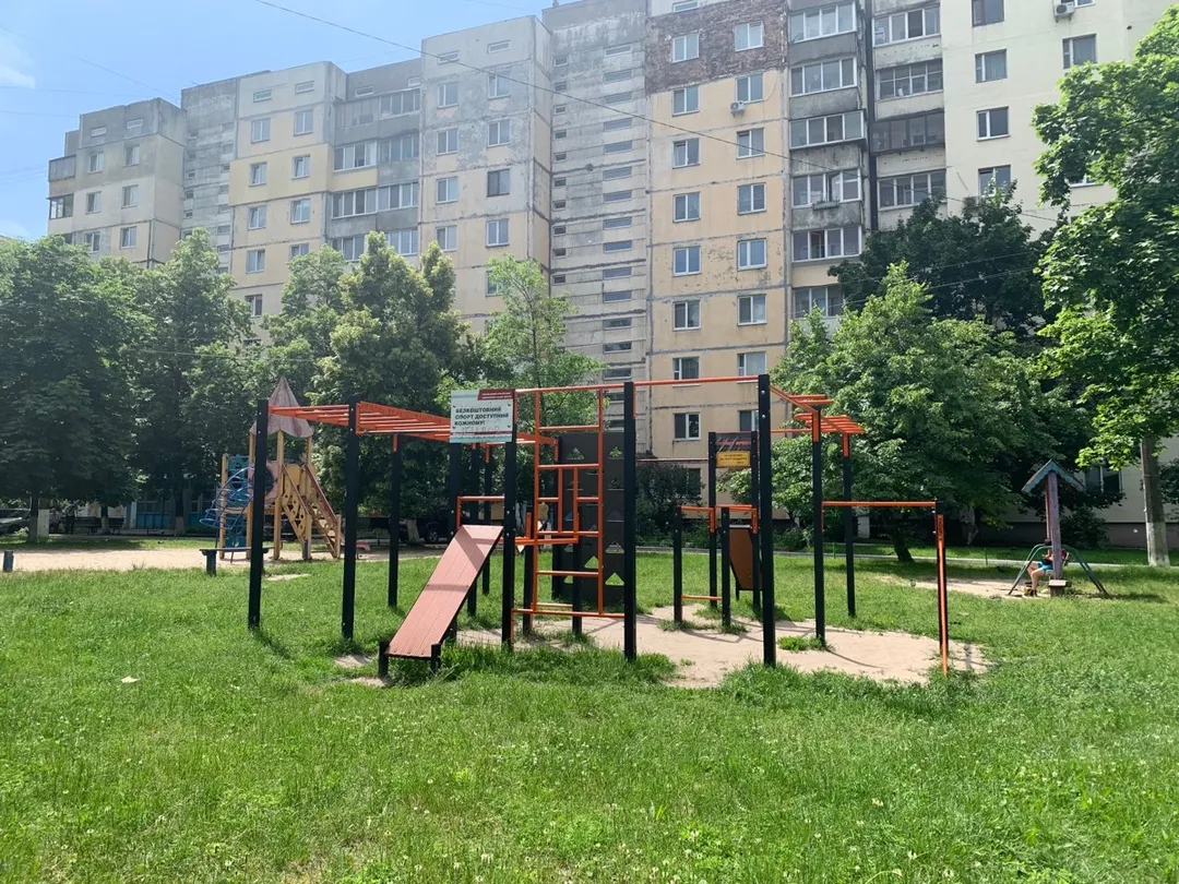Bare paralele la Calisthenics Park at вулиця Дмитра Луценка, Київ – fotografia 2 din 2