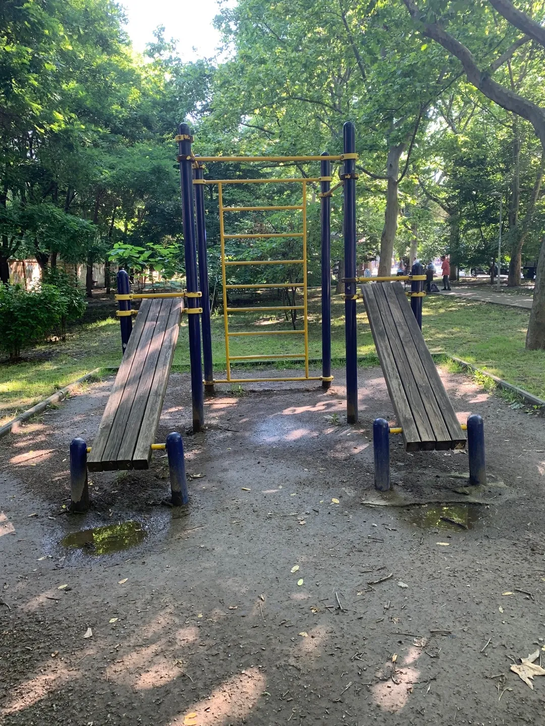 Bancă pentru abdomen la Calisthenics Park at вулиця Жаботинського, Одеса – fotografia 1 din 1