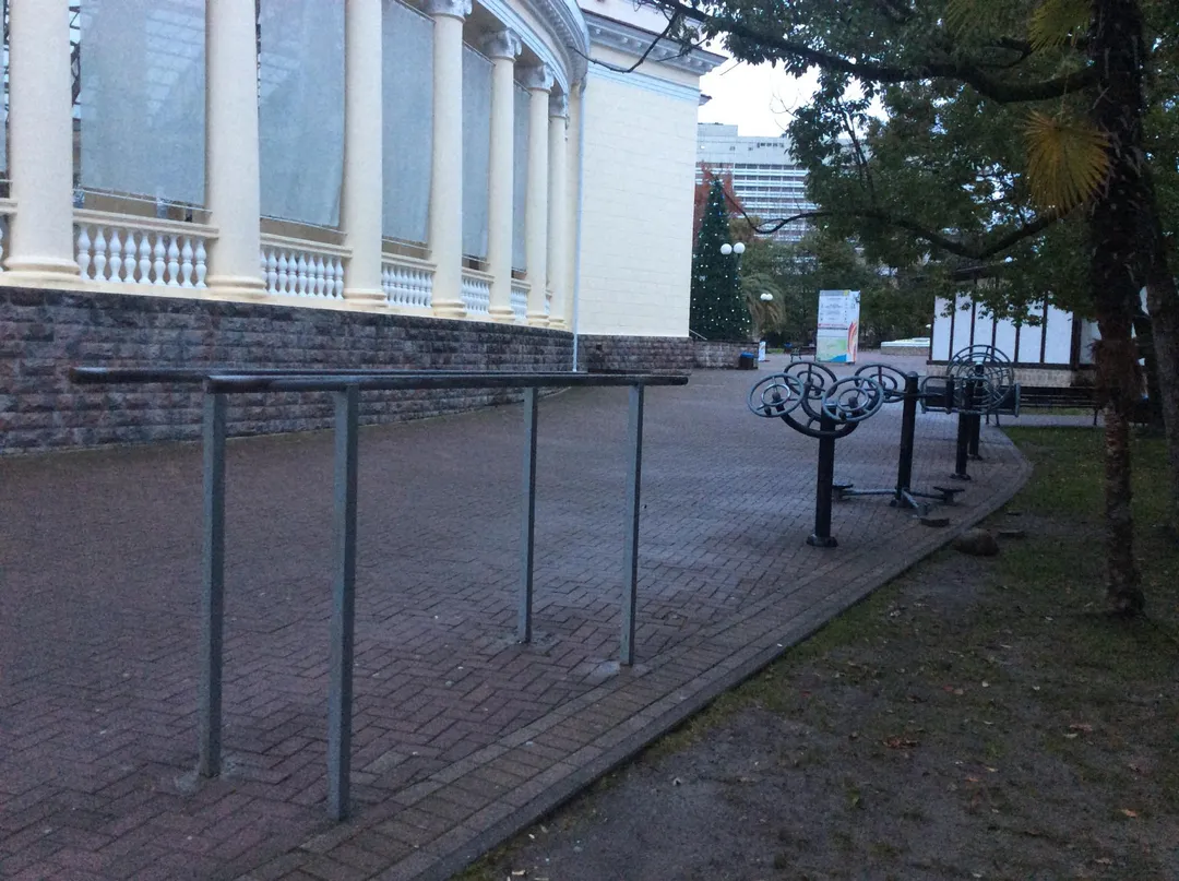 Parallele presso Outdoor Gym in Театральная, Сочи – foto 3 di 4