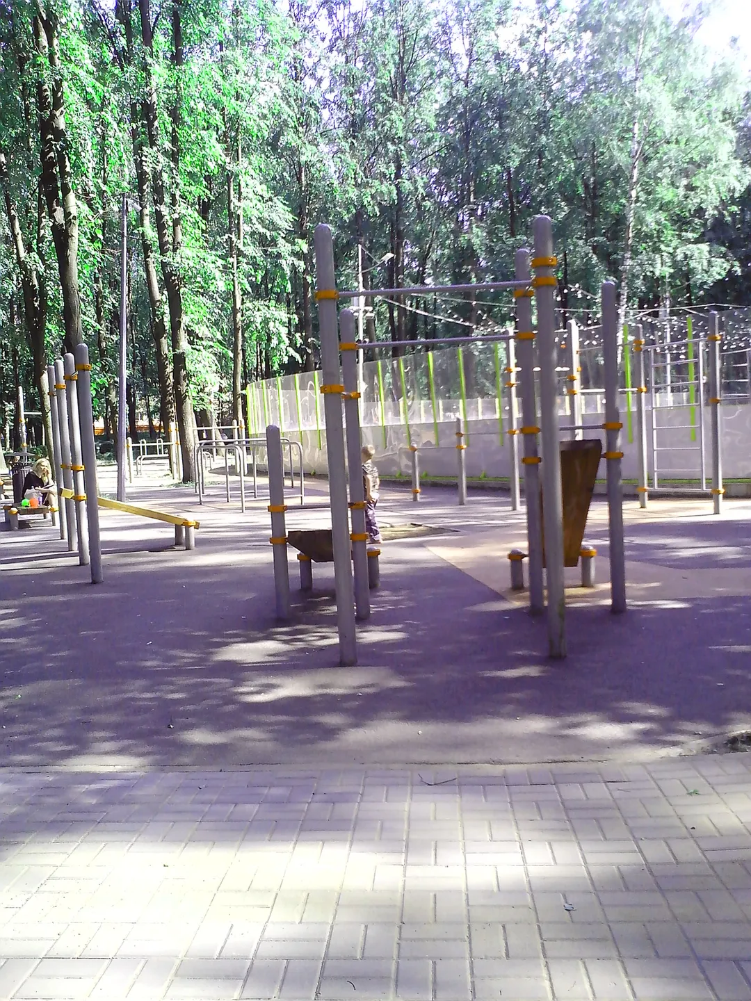 Panca per addominali presso Calisthenics Park at Янтарный проезд, Москва – foto 4 di 4