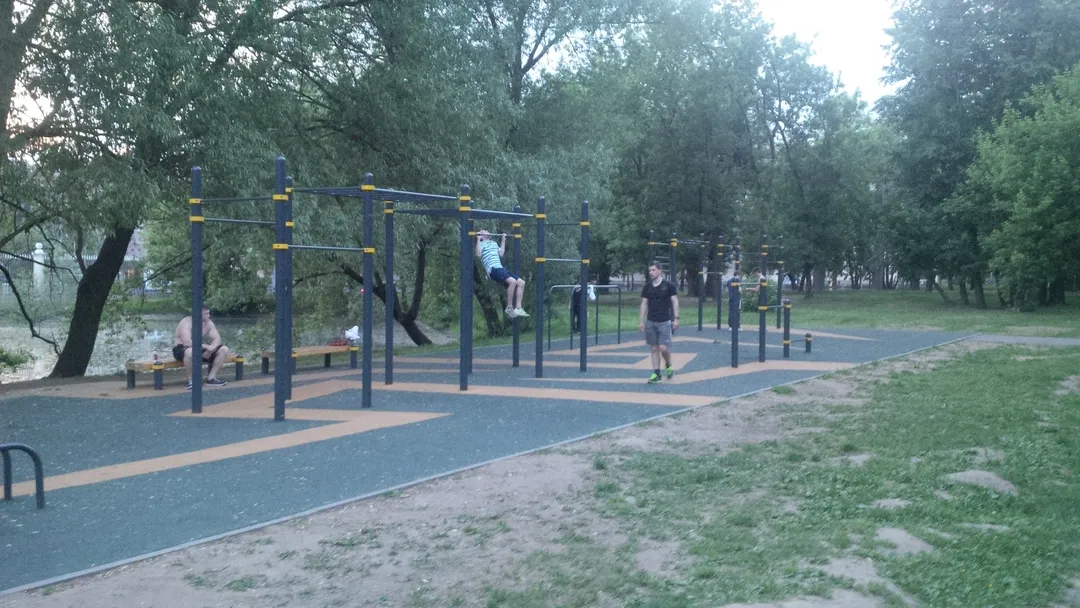 Barras Paralelas en Calisthenics Park at Головинская набережная, Москва – foto 2 de 6