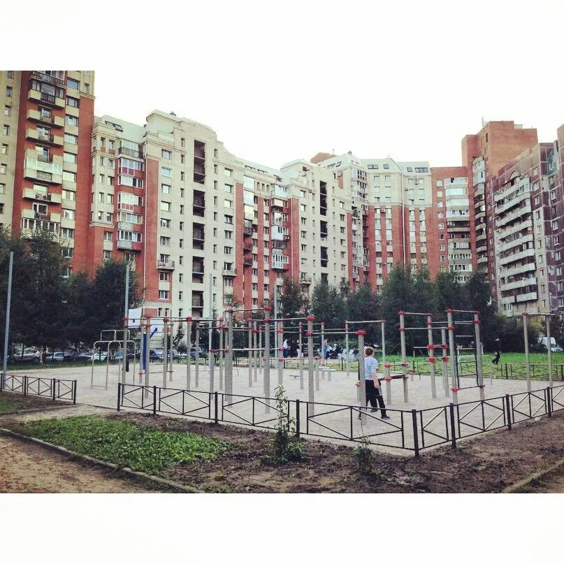 Barras Paralelas en Calisthenics Park at Яхтенная улица, Санкт-Петербург – foto 7 de 8