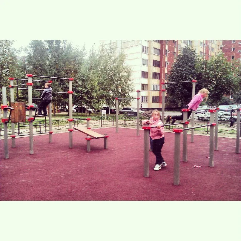 Barras Paralelas en Calisthenics Park at Яхтенная улица, Санкт-Петербург – foto 2 de 8